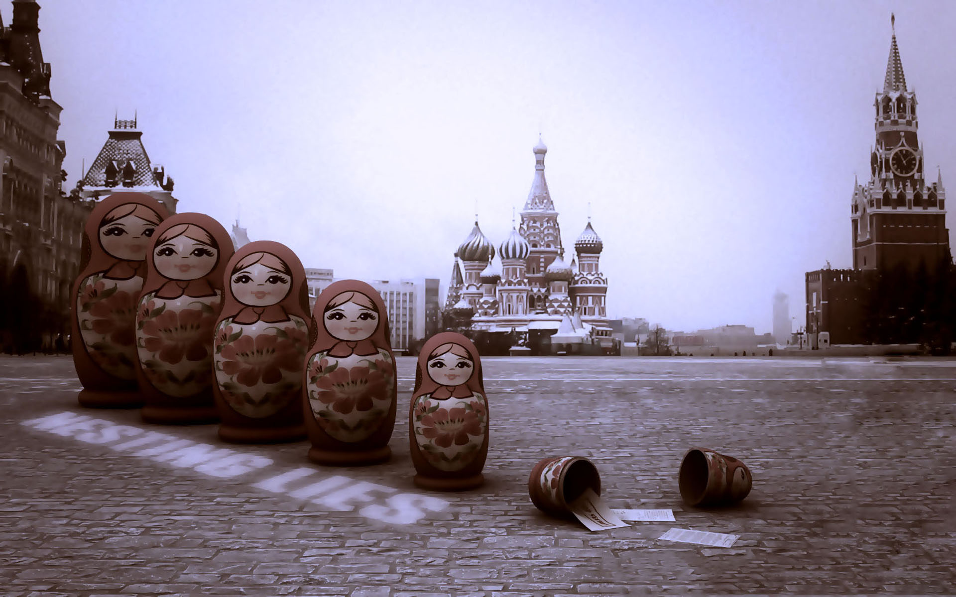 Матрешка на фоне Москвы