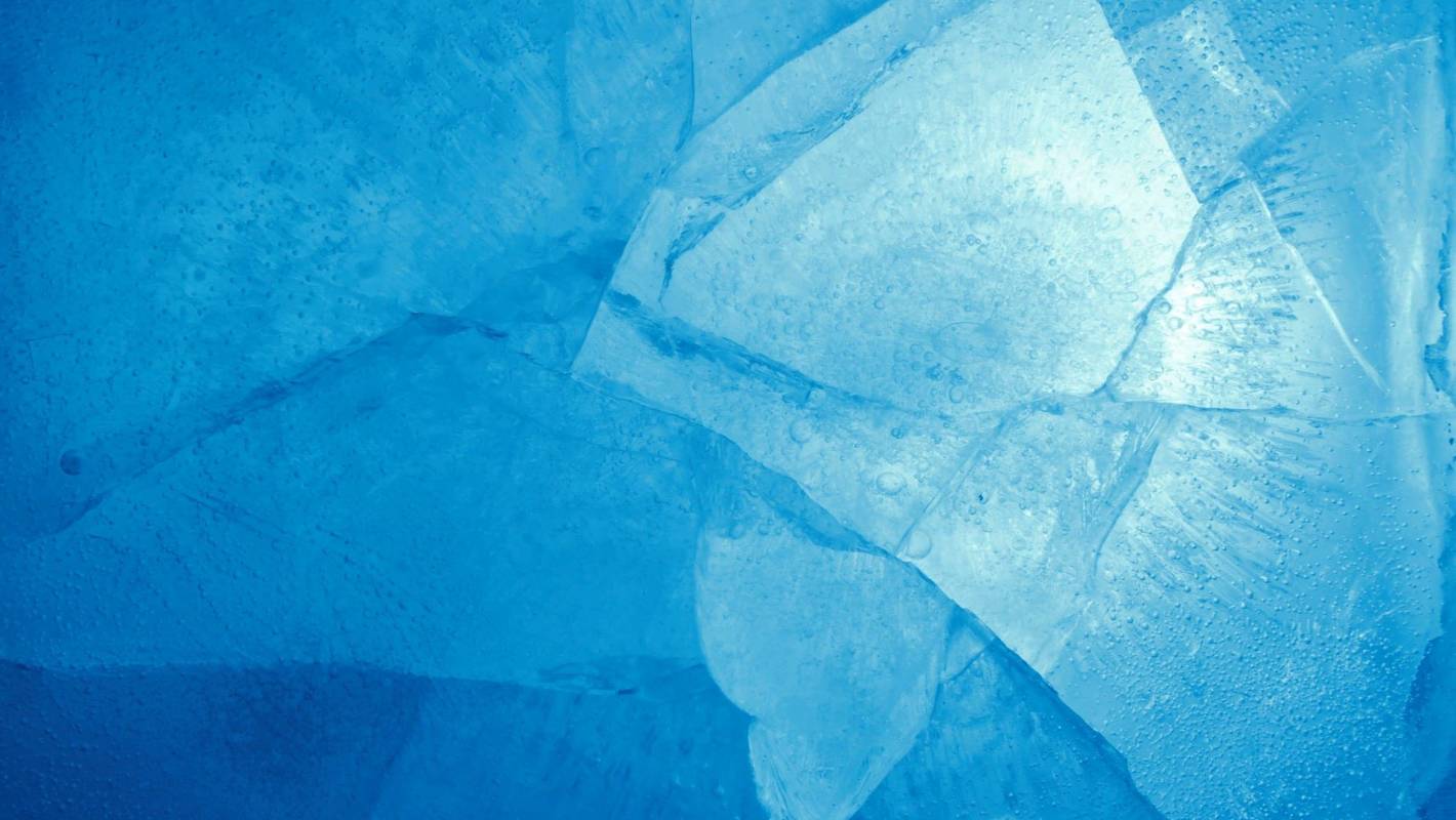 Лед трещины голубой