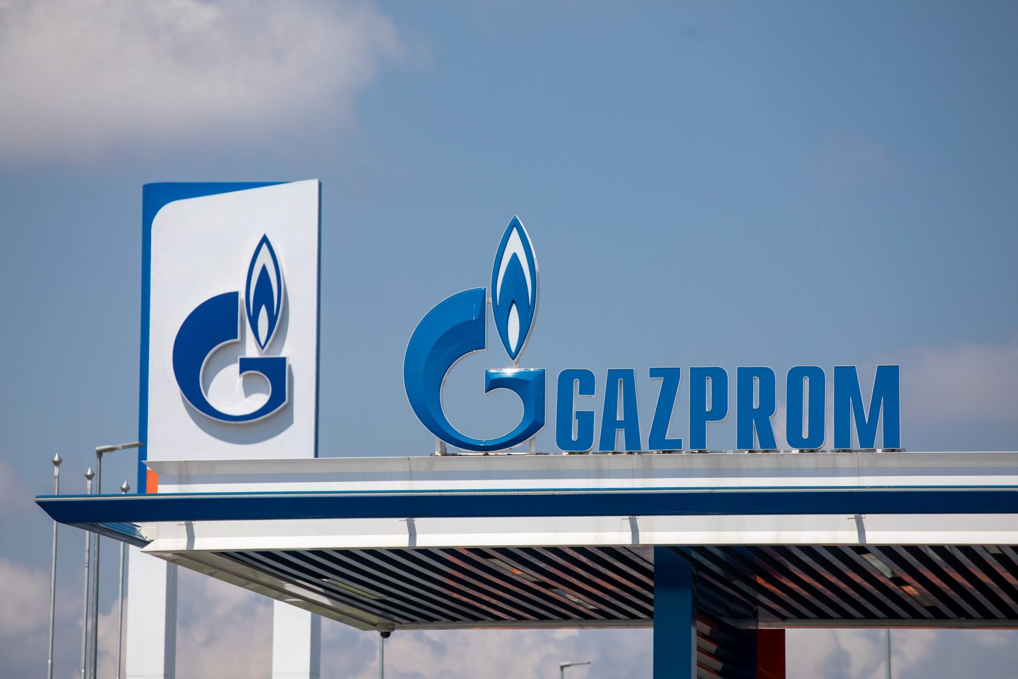 Логотип Газпром на машине
