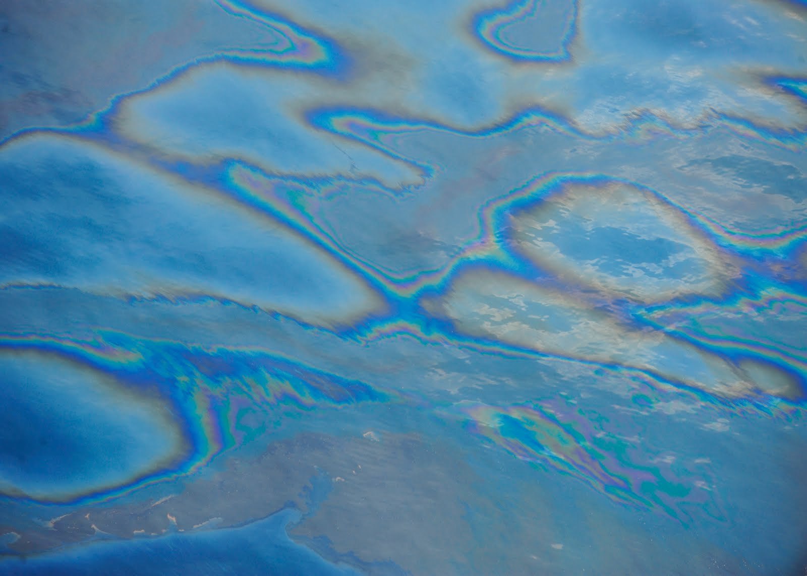 Нефтяные пятна на воде