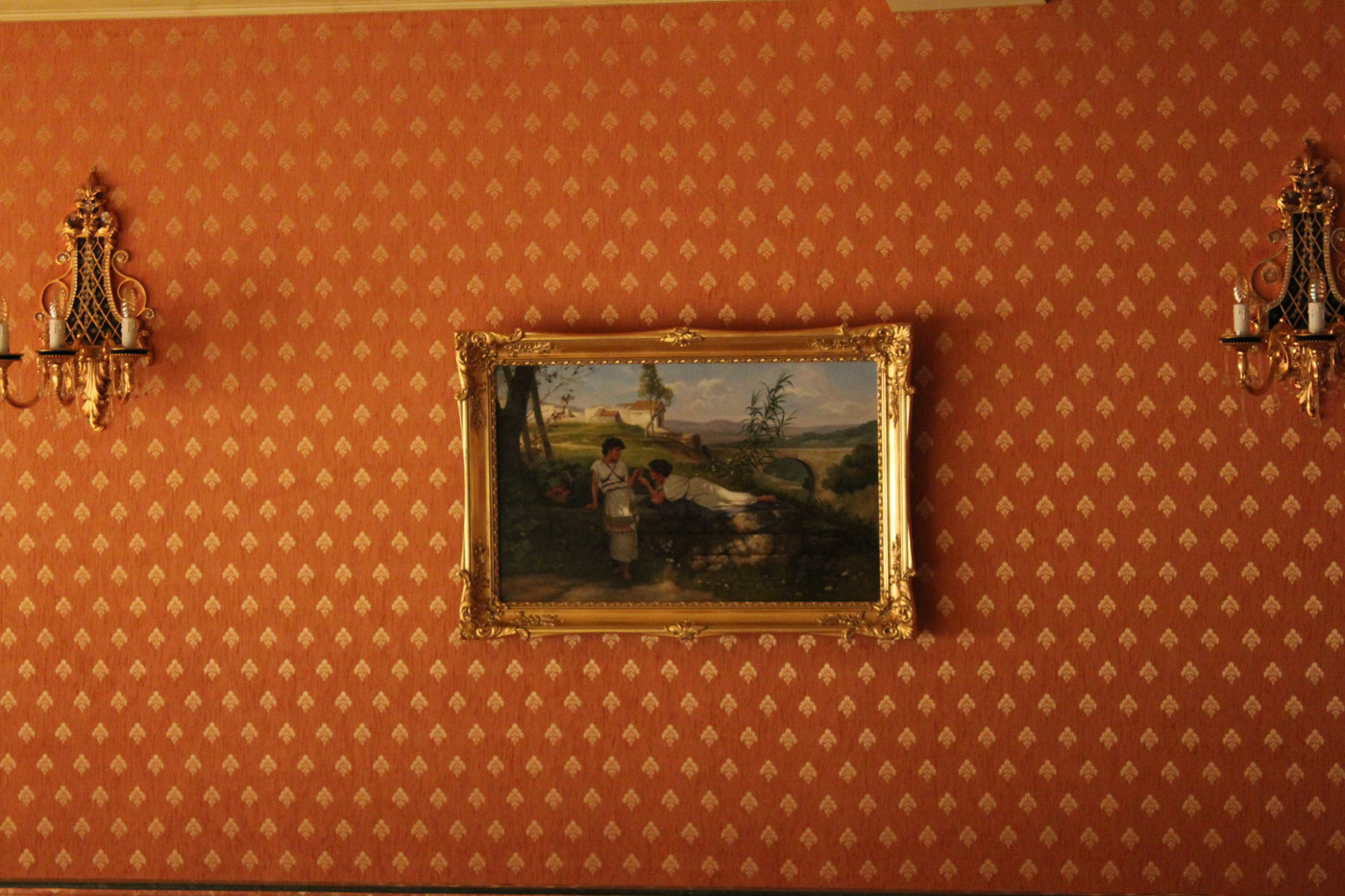 Старинная картина на стене