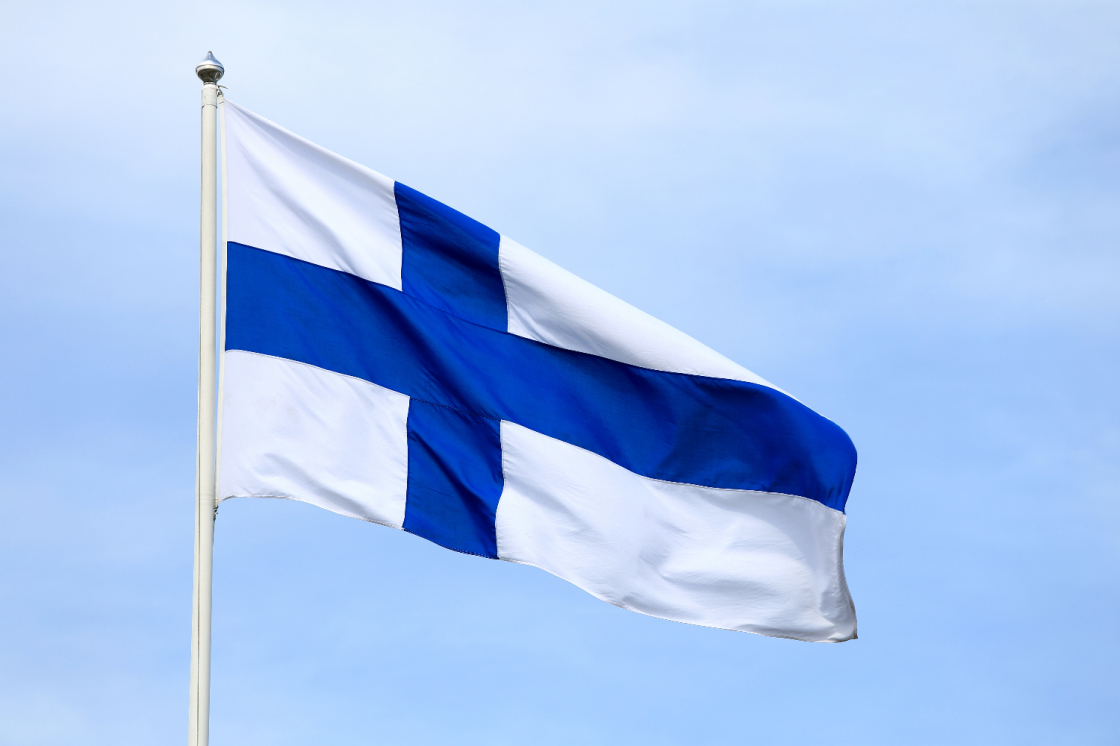 Финляндия флаг на фоне города