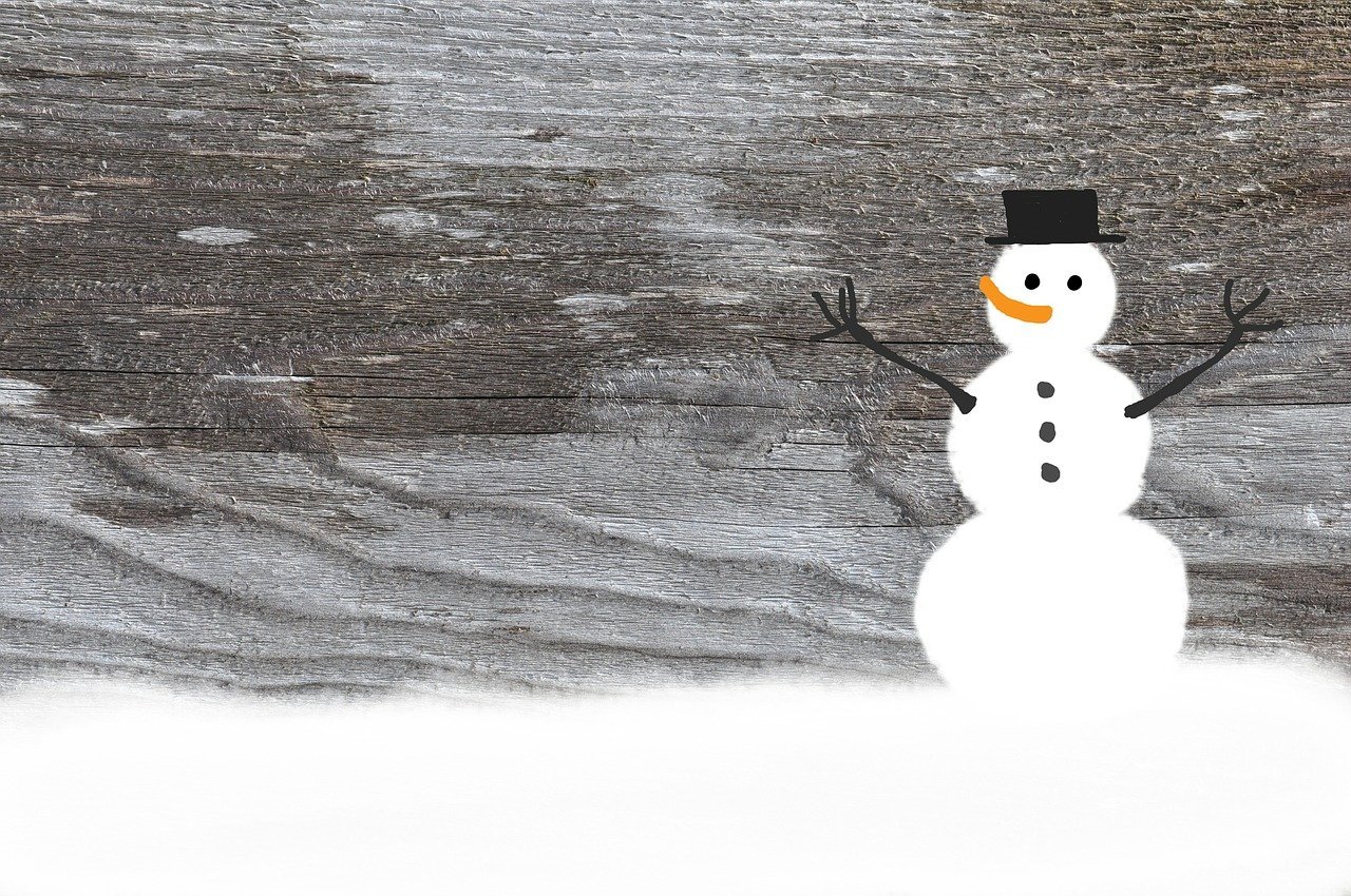 Снеговик нарисованный на снегу