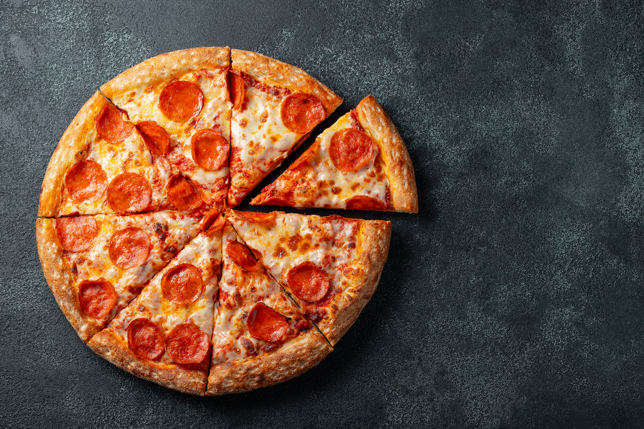 Пицца пепперони на темном фоне